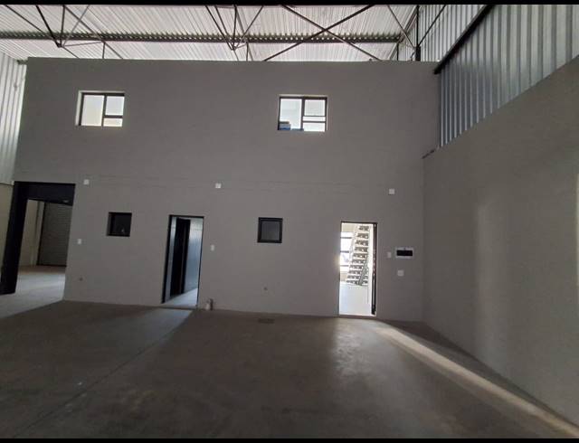 350M² WAREHOUSE TO LET IN CLEVELAND
